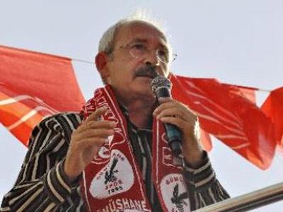 <b>600 TL MAAŞ, 6 AY ASKERLİK</b><br><br>
Kemal Kılıçdaroğlu ise vaad yarışında Deniz Baykalı da geçti. Yoksul ailelere 600 TL maaş bağlayacağın söyleyen Kılıçdaroğlunun parayı nerden bulacaksın sorusuna verdiği Benim adım Kemal, ben bulurum cevabı ise kimseyi tatmin etmedi. Parası olmayana bedelsiz askerlik ve askerlik süresini 6 aya indirme sözleri de kamuoyunda şaşkınlıkla karşılandı.