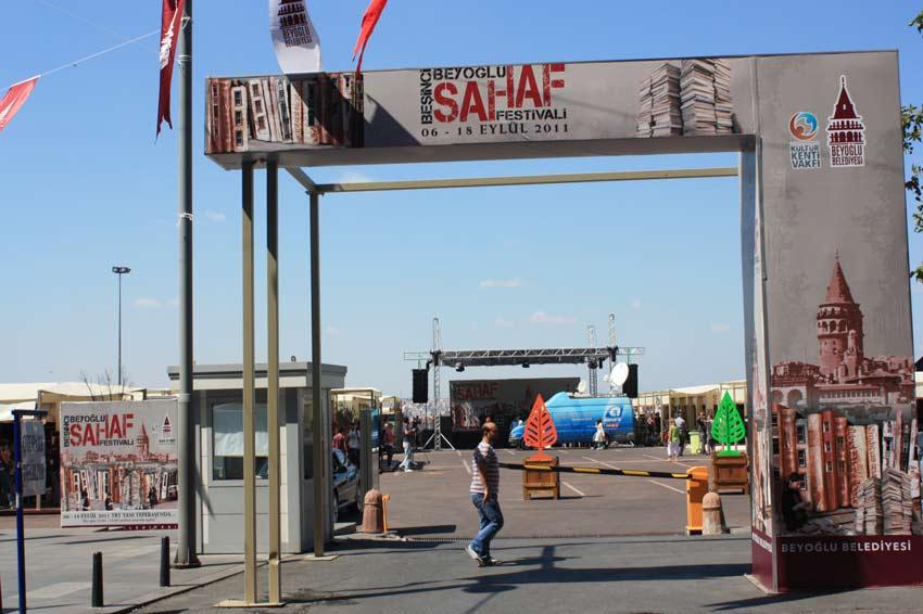 Sahaf Festivalinin giriş kapısı, festival alanının her yanı açık olduğu için giriş amacıyla pek işe yaramasa da varlığını belli ediyor..