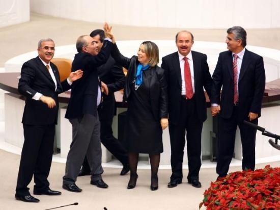 Birlikte yasa teklif veren AKP Malatya Milletvekili Öznur Çalık ile CHP'li Aslanoğlu, birbirlerini ellerini çak yaparak tekliflerinin yasalaşmasını kutladılar.
