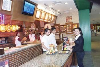LahMCN
Sıcak ve lezzetli lahmacunlar

NGC şirketi tarafından 2006da kurulan LahMCNun şube sayısı 26ya ulaştı. Bu şubeler İstanbul, Antakya, Erzurum, Ankara, İzmit, Adapazarı, Tekirdağ, Aydın,  Nevşehir, Antalya, Kayseri, Diyarbakır, Gaziantep, İzmir, Mersin ve Denizlide bulunuyor. Şirket, 2010da franchising sistemiyle yeni şubeler açacak. Bunun için Türkiye genelinden gelecek franchise talepleri değerlendirilecek. Franchise yatırım şartları ise yüz yüze yapılacak görüşmelerde belirleniyor.
Telefon: 0312 496 33 66
Web: www.lahmcn.com.tr