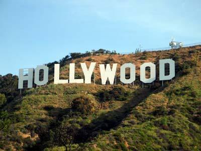 <p><br>Oynadıkları tek bir filmden bile milyonlarca dolar kazanan Hollywood yıldızları, yapımcılarına her zaman büyük paralar kazandırmıyor ve rol aldıkları büyük yapımların gişede hakkını veremiyor.<p><br>

Hollywood'un ''gereğinden fazla para kazanan'' yıldızlarını açıklayan önde gelen finans dergisi Forbes, ünlü oyuncular Drew Barrymore ve Eddie Murphy'i listenin başına yerleştirdi.<p><br>

Dergiye göre, film stüdyolarının Barrymore'a ödediği her 1 dolar için yapımcıların kasasına ortalama 40 sent geri dönüyor.<p><br>

Daha çok rol aldığı romantik komedilerle tanınan aktrisin 2010 yılında vizyona giren son filminin yalnızca 17,8 milyon dolarlık gişe hasılatı yaptığı belirtilirken, oyuncunun bir önceki yıl gösterime giren iki filminin performansının ise daha da kötü olduğu bildiriliyor.