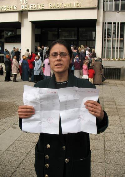 İzmir Büyükşehir Belediyesi'nin 8 Mart Dünya Kadınlar Günü dolayısıyla 200 TL yardım çeki dağıtacağını duyanlar, belediye binası önüne akın etti.