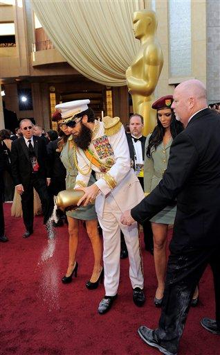 Kazak muhabir Borat Sagdiyev'i canlandırdığı karakterle şöhret kazanan İngiliz oyuncu Sacha Baron Cohen’in Oscar Akademi Ödülleri’ne en son filmi ‘The Dictator’da canlandırdığı diktatör kılığında gelmek istediğini açıklayınca karanına şaka gözüyle bakılmıştı ama o dediğini yaptı ve törene Diktatör kıyafetiyle katıldı ama ödül alamadığı için seramoniye çıkma şansı olmadı.
<br><br>
Kırmızı Halıya elindeki vazodan beyaz bir döken Sasha Baron Cohen, törene katılanların kimini kızdırırken kimini güldürdü. Tina Fey Cohen'in hemen ardından kırmızı halıdan geçenler arasındaydı ve onun gösterdiği tozu göstererek "bu ne rezalet" dercesine pozlar verdi.
<br><br>
Cohen'in aptallık gösterisinden sonra kırmızı halı görevliler tarafından elektrikli süpürge ile temizlendi.
<br><br>
İngiliz komedyen Sasha Baron Cohen’in, Oscar Ödül Töreni’ne son filmi ‘The Dictator’de canlandırdığı karakterin üniformasıyla gelecek olması, Akademi tarafından eleştirilmiş, Cohen’in bu tarz bir kıyafetle kırmızı halıya geldiği takdirde geri çevrileceği iddia edilmişti.  Akademi’nin yapımcılarından Brian Grazer ise Cohen'in istediği kılıkta kırmızı halıdan geçebileceğini hatta Oscar seremonisine de öyle katılabileceğini söylemişti.