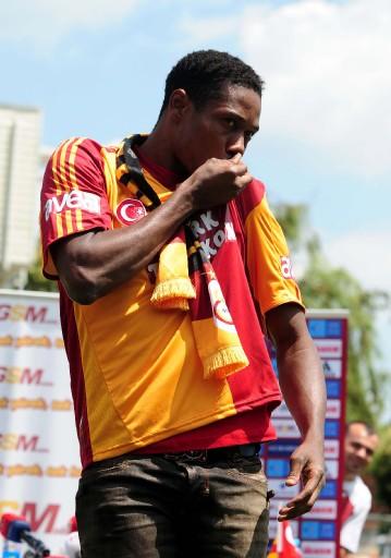 Galatasaray, Keita'yı renklerine bağladı. Galatasaray, dün İstanbul'a getirdiği Abdul Kader Keita ile üç yıllık sözleşme imzaladı.