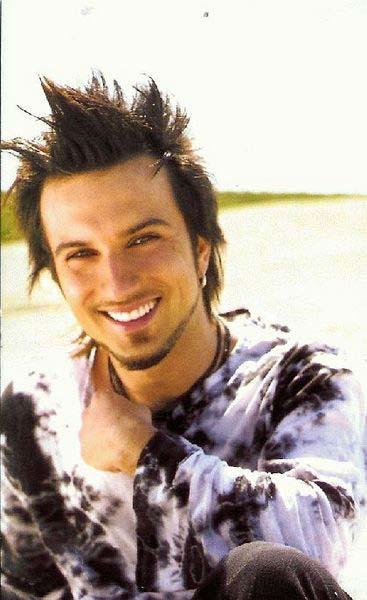 Tarkan: Çok doğal gülüyor. Eskiden ön iki dişi ayrıktı, sonradan birleştirdi. Köpek dişleri sivri olduğu için hem olgun hem seksi gözüküyor.