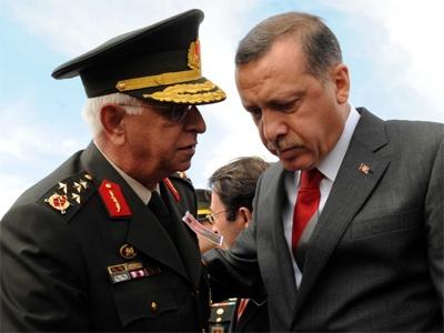 <p><strong><span style="color: #0000ff;">IŞIK KOŞANER: İki kere konuştu <br /><br /></span></strong>Işık Koşaneri Türkiye 26 Ocak 2006 günü tanımıştı. Bir gün önce Radikal Gazetesi Ankara Temsilcisi Murat Yetkinin Başbakan Tayyip Erdoğanın Cumhurbaşkanı olması ihtimaline ilişkin sorusuna askeri kaynak olarak Bizim için 2007de kimin cumhurbaşkanı seçileceği değil, seçilenin ne yapacağı önemli demişti. 2010da zorlu bir YAŞ toplantısında, istediği isimleri yanına alamadan Genelkurmay koltuğuna oturan Koşaner, görevdeki 1 yıl boyunca çok sayıda subay tutuklanması, çok sayıda kara propaganda örnekleri yaşanmasına karşın, bir açıklama yapmadı. Söyleyeceklerini hep muhataplarına doğrudan söyledi. Arkadaşlarımı koruyamadım, bırakıyorum mesajını ise Genelkurmayın iç haberleşme sisteminde yayımladı.</p><br>
<p><a href="http://www.radikal.com.tr" target="_blank">Radikal</a></p>