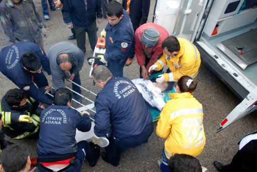 Adana'da, lisede okuyan kız öğrenci, okuldan kaçmak isterken okulun bahçe demirleri bacağına saplanınca yaralandı.