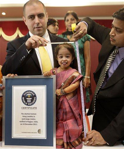 Yaklaşık 63 santimetrelik boyuyla iki yaşındaki bir çocuktan daha kısa olan Hintli lise öğrencisi Jyoti Amge, Nagpur şehrindeki ölçümün ardından "dünyanın en kısa kadını" ilan edildi.
<br><br>
Boyuna yaklaşan Guiness sertifikası ile poz veren Amge, bu sene liseyi bitirdikten sonra üniversiteye gitmek istediğini söyledi ve "Hayalim Bollywood yıldızı olmak" diye ekledi.