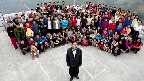 Hindistan'ın Mizoram eyaletinin bir k&ouml;y&uuml;nde yaşayan 67 yaşındaki Ziona Chana'nın tam 39 eşi, 94 &ccedil;ocuğu, 14 gelini ve 33 torunu var. 181 kişilik aile, 4 katlı ve 100 odalı bir evde yaşıyor. D&uuml;nyanın en geniş ailesinin kareleri: