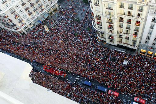 İspanyol futbolcular ve teknik heyet, "Şampiyonlar" yazılı üstü açık otobüsle Madrid sokaklarında yaklaşık 4 saat süren bir tur yaptı.