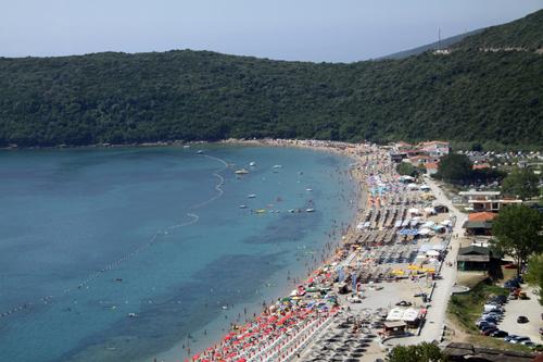 Budva, kıyılar boyunca uzanan plajları ve eğlence hayatıyla ilgi çekiyor. Sırp rehber, buranın Adriyatiğin Haitisi olduğunu iddia ediyor