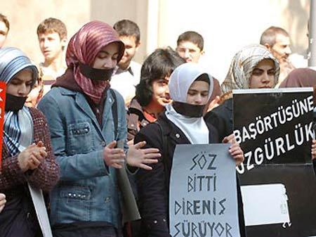 <b>BAŞÖRTÜSÜ TARTIŞMALARINDA NABIZ YÜKSELDİ</b><br><br>
Uzun yıllardır Türkiye'nin gündemini meşgul eden konular arasında yer alan türban-başörtü konusuna medyanın ilgisi bu yıl tam üç katına çıktı. Hem iktidar partisinin hem de muhalefet partilerinin sıkça gündeme getirdiği türban tartışmaları, türbanın bazı üniversitelerde serbestleşmesiyle iyice alevlendi. Konu, yıl boyunca 82 bin 911 haber ile yansıma buldu.