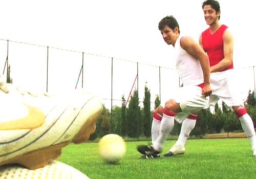Türk futbolunun yıldızları Ertuğrul Sağlam, Emre Belözoğlu ve Nihat Kahveci bir program için aynı sahada buluştu.