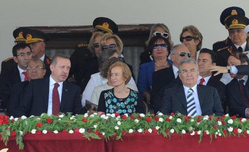 CHP Lideri Deniz Baykal, 30 ağustos Zafer Bayramı kutlamalarında ilginç bir sürpriz yaparak eşi Olcay Baykalla katıldı. Baykal'ın zafer kutlamalarına eşiyle gelmesi bir taktik mi?
