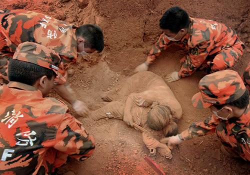 2008, SİÇuan Bölgesİ, Çİn
Çinin güneybatısındaki Siçuan eyaletinde 12 Mayıs 2008de gerçekleşen ve Richter ölçeğine göre 7.8 büyüklüğündeki deprem felaketinde 87 bin kişiden fazla can kaybı yaşandı. Depremin merkez üssü Siçuan eyaletinin merkezi Çengduya 100 km uzaklıktaki Vençuan oldu. 112 bin nüfuslu Vençuanda binaların yüzde 80i çöktü. Felaket sonrası 86 milyar dolarlık hasar meydana geldi. 100 binin üzerinde çocuk, okulların çökmesiyle yıkıntılar altında can verdi