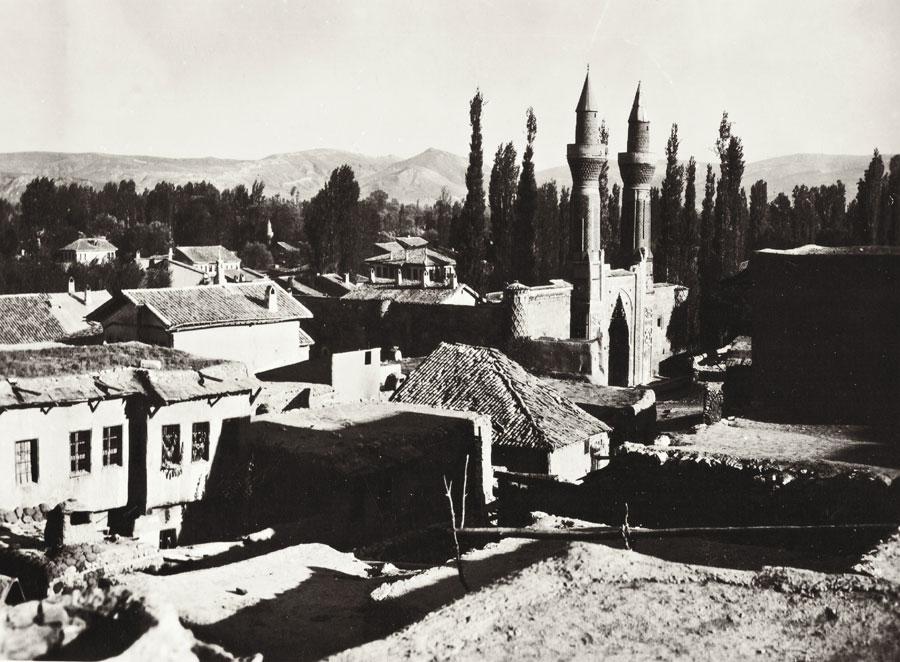 İlk defa gün ışığına çıkan belge fotoğraflar içinde dolaşarak, o günlerin Sivas’ını görmek isterseniz bu mümkün.