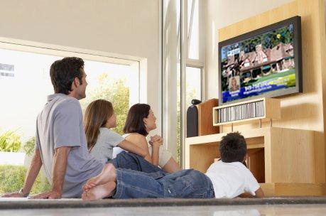 TV karşısında atıştırmalara dikkat...
Kış gecelerinde televizyon karşısında geçen zamanın da artmasıyla kişi daha fazla yeme isteği duyar. Yağlı, şekerli, hamurlu yiyecekler yerine taze sebze ve meyveler tercih edilmeli.