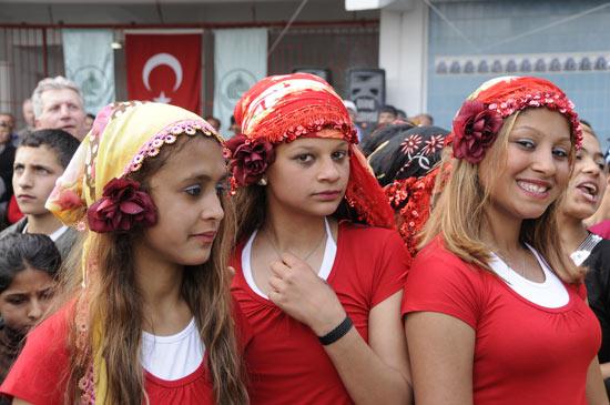 Romanların bayramı olarak bilinen Kakava Şenlikleri, Edirne'nin tarihi Sarayiçi bölgesinde, alevlerin yükselmesiyle ateşin etrafında gösteriler başladı.