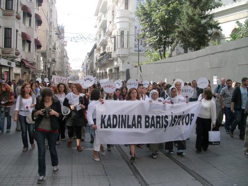 Savaştan en çok mağdur olan kadınlar olarak Meclisin açıldığı bu gün halkların kardeşliği ve barış çığlıklarının herkes tarafından duyulması için bir araya geldiklerini ifade eden Bilgili, Kürt ve Türk halklarının ortak sesiyle konuşabilen bir dile ihtiyacımız var. Kalıcı ve adil bir barış için gereken bu ortak ve yeni dili biz kadınların kurabileceğine inanıyoruz. şeklinde konuştu.