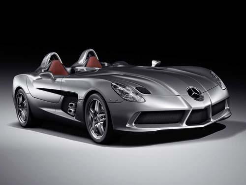2- Mercedes- Benz SLR McLaren Strling Moss
İlk olarak 1955 yılında yarış otomobili olarak üretilen ve dünyanın en önemli yarışlarından biri olan Mille Miglia'da Stirling Moss ve copilotu Denis Jenkinsonu zafere ulaştıran araçtan esinlenerek tasarlanan Strling Moss, ön cam ve tavanı olmamasıyla dikkat çekiyor. Araç o yarışta mercedesin pilotluğunu yapan Strling Mossdan adını aldı.

 

Motor Hacmi: 5500 cc.(V8)
Beygir: 650 hp
Son hızı: 350 km/s
0-100: 3.4 sn.
Üretim adedi: 75
Fiyatı: 750.000 
