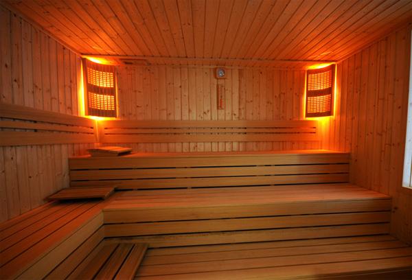 Dünyada ilk kez uygulanan bir model ile yurt klasmanında çıtayı yükselterek 5 yıldızlı otel konforunda hizmet veren Kampüsaray, öğrencilere özel banyo, tuvalet, buzdolabı,televizyon ve telefonu olan farklı oda seçenekleri sunarken, yüzme havuzu, sauna, bilardo ve spor salonu gibi yurtlarda alışık olmadığımız çeşitli aktivitelerden de ücretsiz olarak yararlanma imkanı sağlıyor. Adan Zye bir öğrencinin ihtiyacı olan her şeyin sağlandığı bu lüks yurtta özürlü öğrenciler içinde çift asansör ve özel banyolar gibi detaylar da yer alıyor.
