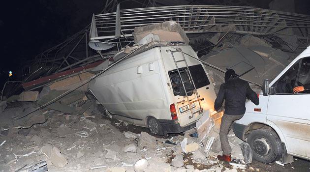 Otelden yemek yemek için dışarı çıktıkları anda deprem meydana gelen Cihan Haber Ajansı ekibi göçük altında kalmaktan son anda kurtuldu. Canlı yayın aracı ise enkaz altında kaldı.