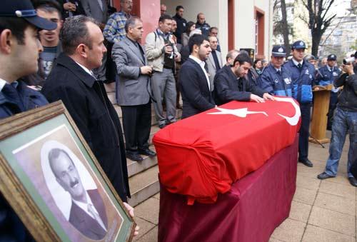 Bursa'da uğradığı silahlı saldırı sonucu hayatını kaybeden eski Bursa Büyükşehir Belediye Başkanı Hikmet Şahin'in cenazesi, İnegöl ilçesinde toprağa verildi.