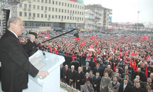 Milliyetçi Hareket Partisi Genel Başkanı Devlet Bahçeli'nin yerel seçim kampanyasında bugünkü durağı Manisa'ydı. Bahçeli, milli gelirdeki 560 milyarın hesabını sormazsam namerdim dedi.