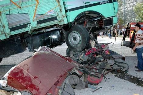 Burdur'un Çeltikçi İlçesi'nde, çarpıştığı kamyonun önünde 15 metre sürüklenen otomobilin ehliyetsiz sürücüsü anne ile yanındaki kızı kazayı hafif sıyrıklarla atlattı.