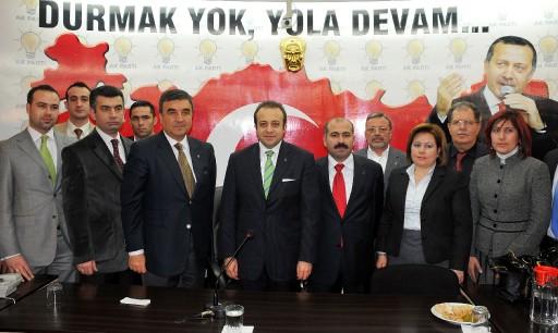 Dün gece başlayan Nevruz Bayramı kutlamaları çerçevesinde Ankara'da Atatürk Kültür Merkezi bahçesinde resmi tören yapıldı. Kültür ve Turizm Bakanı Ertuğrul Günay ve ABD Büyükelçisi Jeffrey yumurta tokuşturdu ve ateşin üstünden atladı.