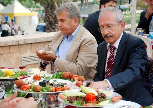 CHP Grup Başkanvekili ve İstanbul milletvekili Kemal Kılıçdaroğlu, Şanlıurfa'yı ziyaret etti. Poşu bağlayıp sıra gecesine katılan Kılıçdaroğlu halkın yoğun ilgisiyle karşılaştı.