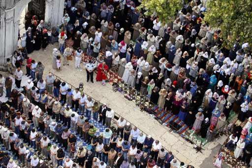 Ramazanın bitmesine bir gün kala kılınan son cuma namazında, camilere sığmayan vatandaşlar, caddelere serdikleri seccadelerde ibadetlerini gerçekleştirdi. Yurttan cuma manzaraları: