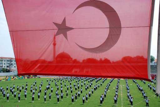 19 Mayıs Atatürk'ü Anma ve Gençlik ve Spor Bayramı, yurt genelinde törenlerle kutlandı. Ankara'da bayram Cumhurbaşkanı Gül'ün de katıldığı törenle, 19 Mayıs Stadyumu'nda kutlandı.