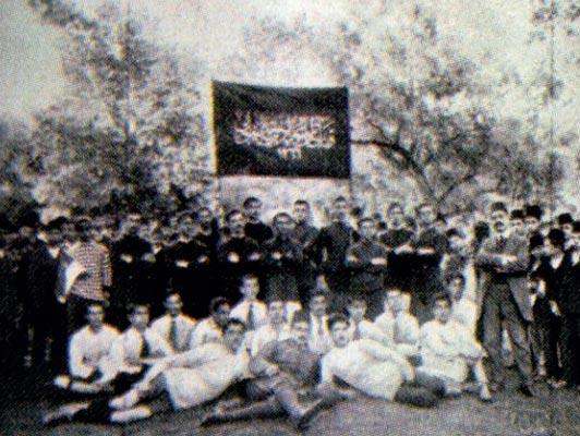 Kabataş Erkek Lisesi, 1913te, 15-16 yaşındaki bütün öğrencilerini cepheye gönderdi. Oradan geri dönen olmadığı için lise o yıl tek bir mezun bile vermedi. Bu resimdekiler de mezun olamayan öğrenciler arasındaydı...