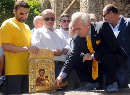 Sümela Manastırını ziyarete gelen aralarında Yunan vekilin de olduğu Yunan ve Rus turistler manastırda ayin yapmak istediler. Ayine yasal olmadığı gerekçesiyle Müzeler Müdürü tarafından izin verilmedi.