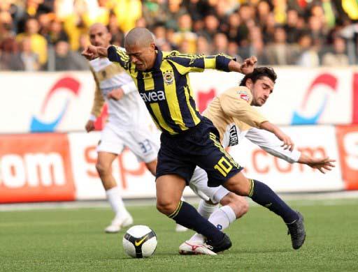 Alex De Souza zirvedeki yerini korudu
MTMnin raporuna göre, Fenerbahçenin ünlü golcüsü Alex De Souza, haber sayısını % 57 oranında artırarak en medyatik sporcular listesinde, ilk sıradaki yerini korudu.