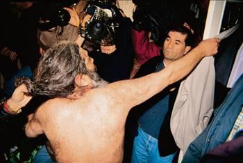 FADİME Şahin, 1997'de Türk televizyon tarihinde bir dönemin kırılması güç reyting rekoruna imza atmış bir isim. Başörtüsünün altına taktığı bone ve başını bağlama biçimiyle halen kullanılan bir modanın ilham kaynağı olan Şahin, Aczmendi Tarikatı Lideri Müslüm Gündüz'le 28 Şubat müdahalesinden tam iki ay önce, 28 Aralık 1996'da bir evde uygunsuz durumda basıldıktan sonra Türkiye'nin gündemine oturmuştu.