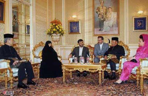 İran Cumhurbaşkanı Mahmud Ahmedinejat ve eşi