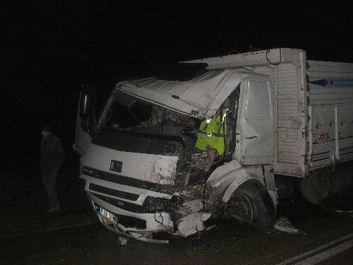 Hatay Kırıkhan'da asker adaylarını taşıyan minibüs kamyonla çarpıştı. Feci kazada 3'ü asker adayı 4 kişi öldü, çoğu ağır 10 yaralı var.