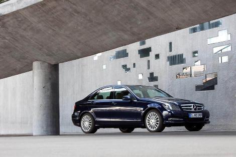 MERCEDES<br><br>
MERCEDES 2011 yılı boyunca ayda sadece 125 TL'ye ödeyerek C Serisi sahibi olma imkanı sunuyor. Yüzde 0.59'luk avantajlı faiz oranıyla hazırlanan 36 ay vadeli kampanyada, 2012 yılı itibariyle aylık ödemeler 2 bin 125 TL olarak devam ediyor.<br><br>
36'ncı ayda kurumsal müşteriler 25 bin 60 TL, kişisel müşteriler ise 27 bin 119 TL tutarında bir ödemeyle geri ödemelerini tamamen bitirmiş oluyor.
