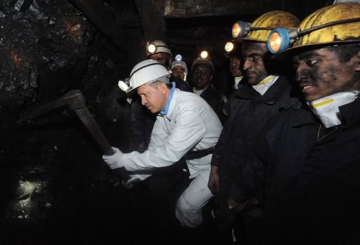 Başbakan Erdoğan bir ilki gerçekleştirdi, 564 metre yerin dibine indi. Darbeli kırıcı kullanarak kömür çıkaran Başbakan, burada işçilerle beraber 'Kömeç' yedi.