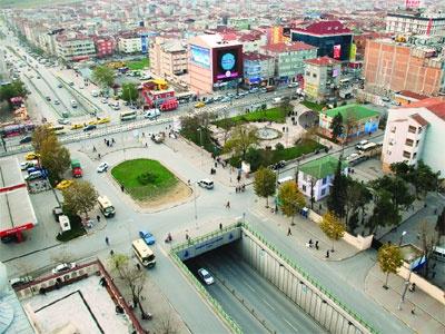<p><strong><span style="color: #0000ff;"><span style="text-decoration: underline;">SULTANGAZİ BELEDİYE BAŞKANI CAHİT ALTUNAY<br /></span></span></strong><br />İstanbul’da konu üzerinde tüm belediyeler tarafından hummalı çalışmalar yapılıyor. Van depremin den sonra aktif çalışmalar olmaya başladı. Ben öncelikle şunu hemen belirtmek isterim 99 depreminden sonra olan yapılarda ciddi bir kalite geldi. Yapı denetimler le denetlenmesinden tutun da özellikle elle karılan betonlardan diğer fabrikasyon betonlara geçilmesiyle ciddi bir kalitenin geldiği bir gerçektir. Van depremi de bir yeniliği getirdi. Bu da ‘’yıkılarak yapılan yapılar’’. Artık eskilerin yenilenmesi,değişmesi bu manada vatandaşımızda da ciddi bir duyarlılık oluştu.Çünki Vatandaşlar da bu konuda öncülük etmemizi bekliyor.Bizde gerek kendi çalışmalarımız ve gerekse bakanlığın yaptığı çalışmalarla birleştirdiğimizde vatandaşlarımızın lehine olabilecek birçok getirisi olan madde önümüze konacak. Bu yenileşmeler daha sağlıklı ve nitelikli yerlere kavuşmamıza vesile olacak. Üç yıllık bir belediyeyiz ama bu süreçte beş binlik planlarımızı bitirdik.İstanbul da belki de beş binlik planlarına bu kentsel dönüşümü koyan ilk belediyeyiz.Bizim36 km’lik sınırlarımız içerisinde 23 km’si bu tür dönüşüm için şu anda planlamada. Beş binlikler geçti; binlik uygulama planları da haziran ayına kadar geçiriyoruz. Dolayısıyla burada uygun olmayan binalar, ruhsatsız yapılar, kaçak yapılar, ruhsatlı olup tehlike sınırında olan binaların değişimi, taşınması ve yenilenmesi noktasında İstanbul Büyükşehir Belediyesi’yle birlikte çalışma yürütüyoruz. Uygulama planları da haziran ayında çıktıklarında düğmeye basmış olacağız.<br /><br />İlçemiz yapılan planlamalarla yepyeni bir estetiğe kavuşacak.Herşeyi yaniden dizayn ediyoruz . Kamu binaları son teknolojik imkanlara göre yapılıyor. Yeni eklenen mahallelerin imar planları düzgün ve avantajlıdır.Plan dışında kalan yerleri dahi Plan içerisine aldık. Buralarda değer artışları yaşanıyor. Şehir merkezi oluşuyor.İlçeye bir estetik kazandırılıyor. Ulaşım hızla faaliyete geçiyor. Kent meydanları yeşil alanlar alabildiğine çoğalıyor. El atmadığımız bir yer kalmasın gayretindeyiz.İnanıyorumki Vatandaşlarımızda yeni ilçe yeni belediye olmanın getirdiği büyük bir mutluluk var. İnsanlarımızın bu umudunu kırmamak lazım.Ve bu güvene layık olamamız gerekiyor. Vatandaş lehine hedefimiz yerinde dönüşüm.<br /><br />Tahmini 110 bin konutta beş yüz bin civarında insanımız yaşıyor. 99’dan sonra ki binalar daha sağlıklıdır. Toplamın yüzde 20’sine yakın bölümü riskli yapılardır. Vatandaşa kolaylık sağladık. Belediye olarak dönüşümü mümkün yerlerde yıkmak kaydıyla ada bazlı birleşimlerden imar artışı verdik. Belli noktalardaki rezerv alanlarıyla da dengeyi sağlayacağız kanaatindeyim. Birleşmelerde yüzde 25-30 a kadar imar artışı sağlanacak. Yeni çıkacak yasada da vatandaşımızın lehine çok önemli gelişmeler olcak.bizde buna göre bir takım düzenlemelr yapacağız.<br /><br />Taşınacak alanlar için rezerv alanları ayırabildik.Bu alanlar içinde bir kaç ay içinde gecekondu mesken müdürlüğü başlıyor. Altyapı çalışması bitiyor. Planlar bekleniyordu geldi bitti.Dolayısıyla risk faktörü içindeki insanları taşıyacak olan meskenler şuanda üretiliyor.Yani İki ay sonra başlanabilecek noktaya gelindiğini büyükşehirle paslaşarak öğrendik.<br /><br />Vatandaşımızın kendi yerinde imarı mümkünse bunu vermek lazım ki veriyoruz. Ama veremeyeceğimiz yerler için de kendisine enyakın alanlarda yer üreterek vatandaşımızın memnuniyetini kazanacağımıza inanıyorum.</p>