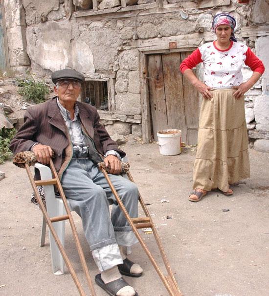 <p>Mahallebaşı semtinde uzun yıllar yaşayan ve semt çocuklarının hem dedesi hem ninesi olan 78 yaşındaki Sona Polat, 50 yıl önce dul kalınca erkeklerin tacizinden kurtulmak için saçını erkek gibi kestirip erkek kıyafetleri giymeye başladı. Hayatını bu şekilde sürdürmeye devam eden Polat, Sergender Sokak'taki bir gecekonduda kendisi gibi kimsesiz olan 3 çocuklu dul Hatice Taşdemir ile birlikte aynı evi paylaştı. Görünümüyle, saç tıraşıyla erkekten farksız olan Polat, hayatını erkek gibi yaşayarak sürdürdü.