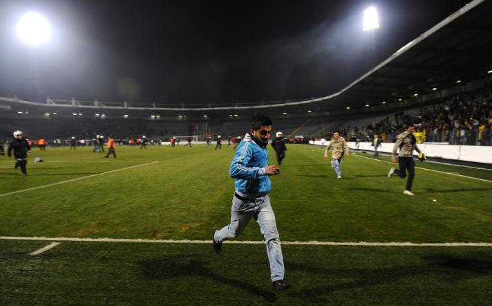Maçın bitimiyle birlikte Beşiktaş tribünlerindeki taraftarların meşale yakmasının ardından Ankaragücü'nün ''Gecekondu'' olarak bilinen taraftar grubu kale arkasındaki tribünlerden sahaya girdi.