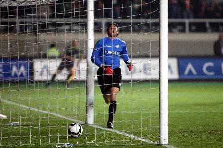 Dünyanın en golcü 6'ncı kalecisi olan Ivankov, Galatasaray karşısında da bir gole imza attı ama bu kez kendi kalesine atılan golün asistliğine imza attı. İşte Ivankov'un kalesine gol attığı anlar...