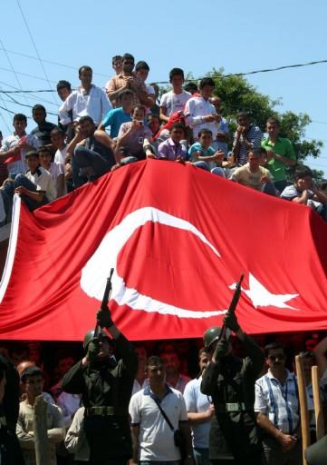 Hakkari'nin Çukurca ilçesi kırsalında geçen hafta PKK'lı teröristlerin döşediği mayının patlaması sonucu yaralanan, şehit er Oğuz Kır'ın cenazesi Kocaeli'nin Kefken köyünde toprağa verildi.