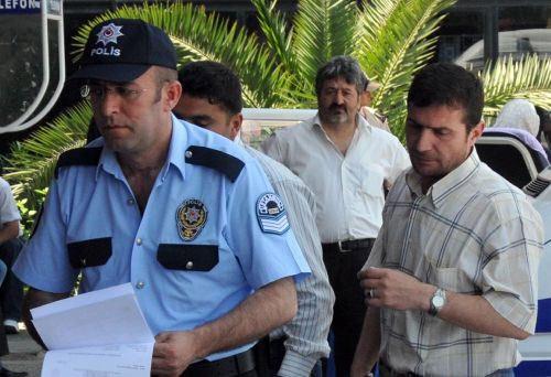 Üsküdar'da, çöp konteyneri kenarına poşet içerisine bırakılmış 2 adet hakem bombası ve bir miktar boş mermi kovanı bulundu. MOBESE kamerasından tespit edilen bir şüpheli gözaltına alındı.