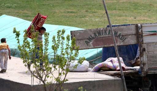 Bilge köyünde 44 kişinin öldüğü saldırı, birçok dramı ve hüznü de beraberinde getirdi. Köyde bir yanda ağıtlar, bir yanda ölüm korkusunun getirdiği göç var.