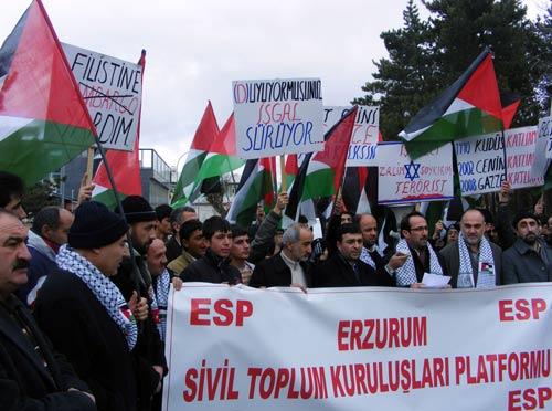 ERZURUM...
Erzurum Sivil Toplum Platformu (ESP), İsrail'in Filistin'e uyguladığı tecrit politikasını protesto etti.
ESP üyeleri Erzurum Lalapaşa Camii önünde öğlen namazı sonrası basın açıklaması yaptı.