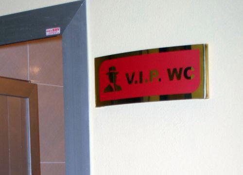 Tuvaletlere vatandaşların girmesini engellemek için yetkililer girişe sadece protokolün girebileceğini anlatmak için 'VIP WC' tabelası astı. (İsmail Yıldız / Cihan) <br><br>
<a href="http://www.haber7.com/video-galeri.php?cID=4475"><font color='#ff0000'>İŞTE KİBAR FEYZO FİLMİNİN O SAHNESİ / VİDEO</font></a>